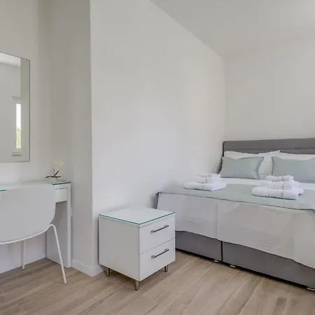 3 Bedroom Lovely In Apartamento Trogir